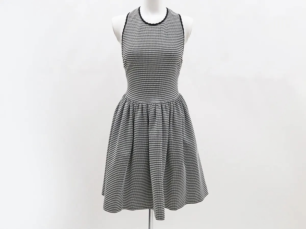 MIU MIU バッククロスワンピースの画像