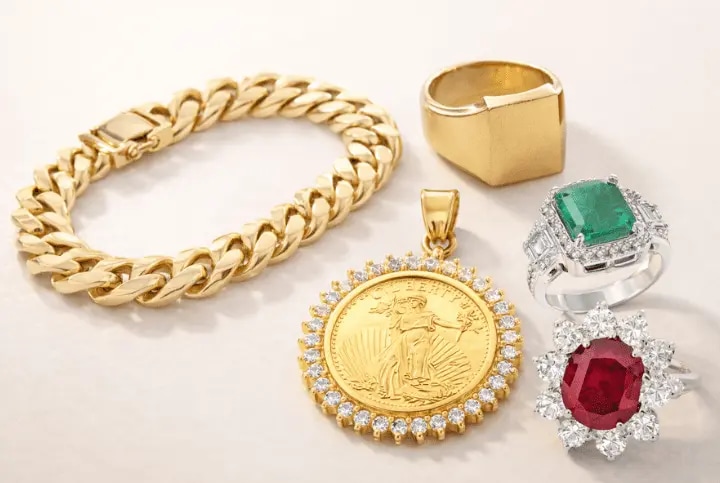 金のネックレスやコイン、指輪などの貴金属ジュエリーの画像