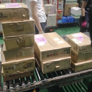 大量の小さな箱 イメージ